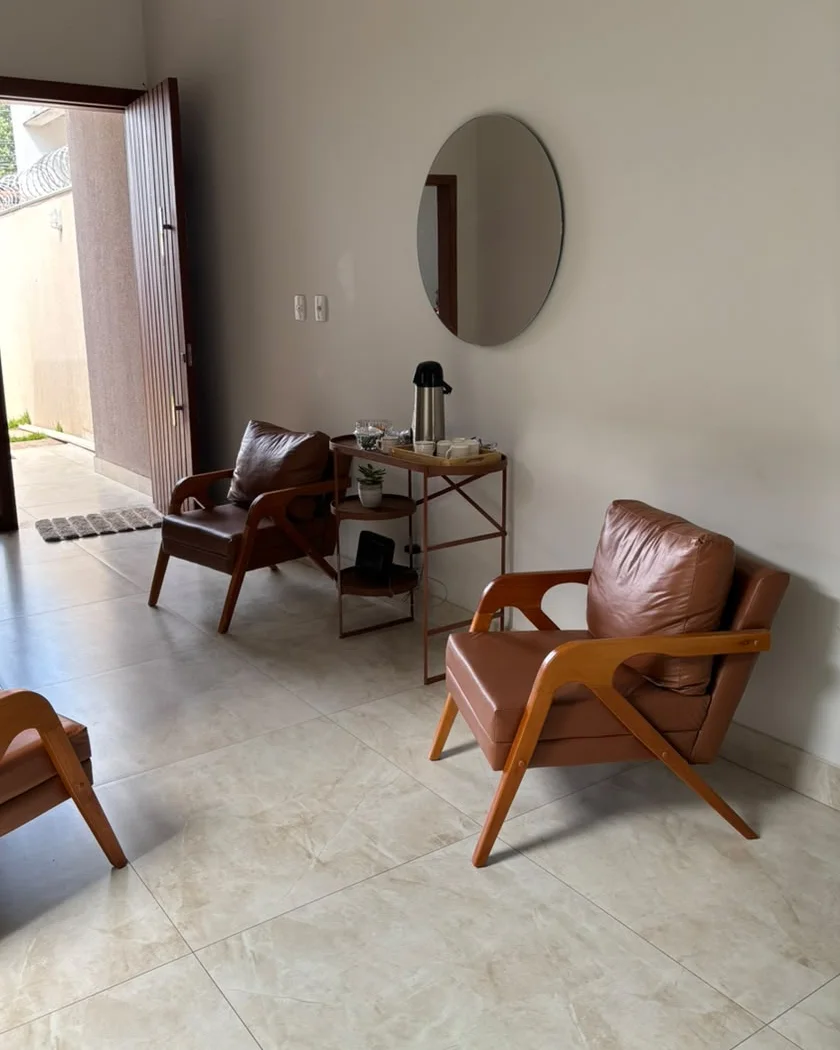 Recepção da Diniz Advocacia, com poltronas e mesa de café